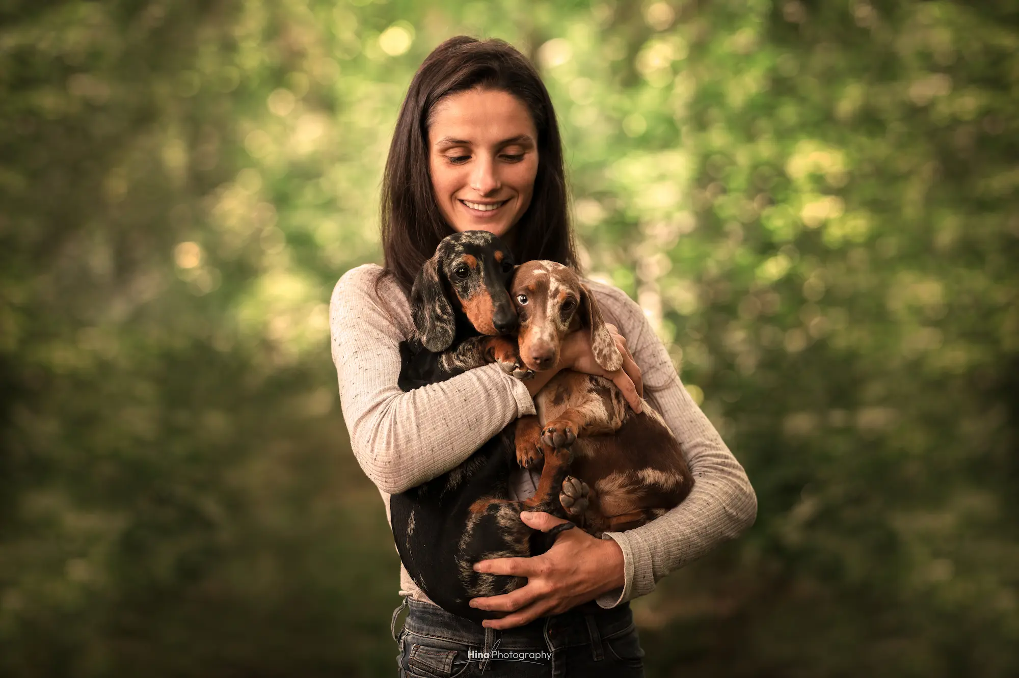 L'éleveuse de La Crème des Teckels avec l'un de ses chiens dans l'élevage